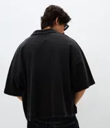 Remera de piquet de algodón con cuello polo y abertura en V. Presenta un corte overboxy holgado, mangas cortas y un estampado frontal con el lettering Energy.