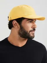 Gorro de gabardina color ladrillo, con visera curva y correa ajustable en la parte trasera.