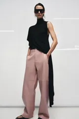 Pantalón de tiro medio confeccionado en piel 100%, con diseño de corte recto y costuras horizontales marcadas. Presenta cintura con trabillas, bolsillos laterales y cierre frontal con cremallera y botón.