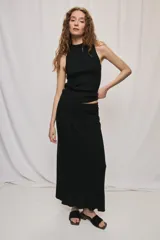 Top negro de tejido de punto acanalado, sin mangas, con cuello alto y silueta ajustada al cuerpo, con un sutil acabado brillante.