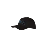 Gorra negra con diseño tipo trucker, visera curva y bordado frontal con el texto "DSQ2" en tono azul brillante con efecto de llamas. Cuenta con detalles desgastados en la visera.