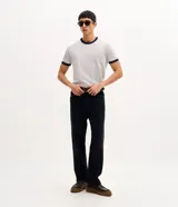 Pantalón de jean para hombre de corte recto, color azul oscuro, con cierre de cremallera y diseño clásico de cinco bolsillos.