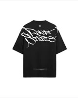 Remera negra de corte holgado con estampado de graffiti en la espalda.