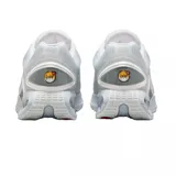 Championes Nike Air Max Dn de diseño moderno en color blanco. Presentan una parte superior de malla técnica transpirable y una unidad de amortiguación Air Max visible en el talón con cuatro cámaras de aire circulares. Incluyen detalles en gris claro y un pequeño logo de la marca en el lateral.