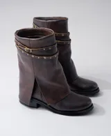 Bota de cuero vacuno color negro, con caña media, taco de madera bajo y cierre lateral.