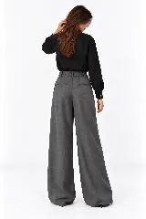 Pantalón de lino natural de tiro alto, corte wide leg y pinzas en la parte delantera. Cuenta con un pequeño bolsillo lateral con tapa y botón decorativo en la pretina.