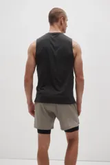 Short deportivo de doble capa color gris claro, con cintura elástica negra, cordón de ajuste y calza interna incorporada.