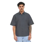 Camisa de manga corta Quiksilver con estampado de cuadros pequeños y cierre frontal de botones.