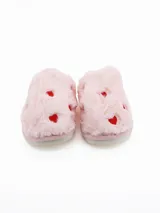 Pantuflas de peluche color blanco con estampado de corazones rojos, diseño abierto y suela plana.