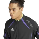 Campera deportiva Adidas F50 Woven, color gris oscuro con detalles en amarillo y violeta. Cuenta con cierre frontal, cuello alto, bolsillos con cremallera y logo de Adidas bordado en el pecho.