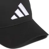 Gorra tipo trucker de color negro con paneles traseros de malla transpirable y logo de Adidas bordado en blanco en la parte frontal.
