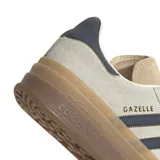 Championes Adidas Gazelle Bold color beige con detalles en azul marino y suela de goma marrón de plataforma.