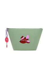 Necessaire de color verde con estampado central de labios y la inscripción "Oreiro Love". Incluye un llavero decorativo con cordón y dije circular.