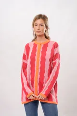 Saco de tejido de punto con rayas verticales rosas y rojas, cuello redondo y botones naranjas.