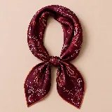Pañuelo cuadrado de seda con diseño de bloques de color en tonos naranja, marrón, rosado y crema, enmarcado por un borde fucsia. Presenta un acabado satinado y el logo de la marca Rosa-Rosa en una esquina.