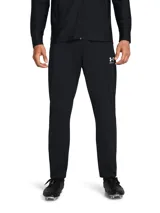 Pantalón de entrenamiento Under Armour de la colección Challenger, modelo UA MS Ch. Pique Pant, de color negro con logo blanco en la pierna. Cuenta con cintura elástica con cordón interno, bolsillos laterales con cierre y cremalleras en los tobillos.