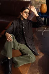 Jean de corte recto y tiro medio en color beige, con costuras a contratono y bolsillos laterales.