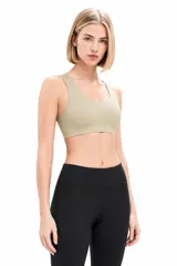 Soutien deportivo color piel, de diseño liso con escote redondo y tiranchas anchas.