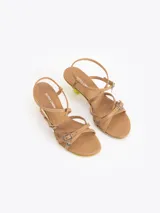 Sandalias de cuero vacuno en color tostado, con tiras múltiples en la capellada, doble hebilla con dijes colgantes, talón destalonado con tira ajustable y taco geométrico en color verde lima.