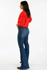 Pantalón de jean corte oxford, color azul intenso, de tiro alto y ajuste entallado en la parte superior con botamanga acampanada.