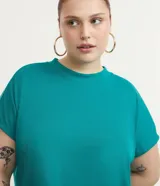 Blusa tipo muscle tee de corte holgado, confeccionada en tejido rib acanalado, con escote redondo y diseño sin mangas.