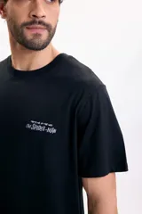 Remera negra de manga corta con estampado de tela de araña en la espalda.