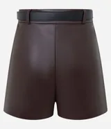 Short de tiro medio confeccionado en poliuretano con acabado que imita el cuero, de corte recto y diseño minimalista. Incluye un cinturón ajustable con hebilla metálica.