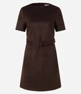 Vestido corto de gamuza color marrón, con cuello redondo, mangas cortas y cinturón con hebilla cuadrada.