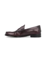 Mocasines de cuero en color bordó con diseño clásico tipo penny loafer, costuras visibles en el empeine y suela plana de goma.