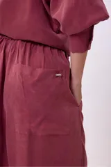 Pantalón de vestir color ladrillo, de corte palazzo y tiro alto.