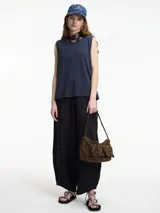 Musculosa básica de cuello redondo, confeccionada en una mezcla de algodón y lino.