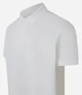Remera polo de corte comfort, confeccionada en algodón peruano de alta calidad. Presenta cuello clásico con tapeta de botones y mangas cortas. Diseño liso y texturizado, ideal para un look casual y fresco.