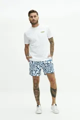 Short de baño con estampado botánico en tonos azul y blanco, con cintura elástica ajustable mediante cordón, bolsillos laterales y bolsillo trasero.