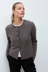 Cardigan de punto con mezcla de cashmere, color marrón chocolate, de corte clásico, cuello redondo y cierre frontal con botones a tono.