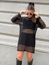 Vestido corto negro de tull transparente con mangas largas.