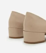 Zapato femenino tipo scarpin de color marrón, con puntera fina y tacón bloque de altura media.