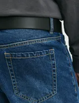 Pantalon jean de corte recto clásico con diseño de cinco bolsillos, confeccionado en algodón.