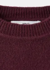 Jersey de punto de grosor medio, color bordó, con cuello redondo y manga larga de diseño recto.