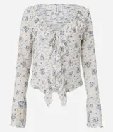 Blusa Blue Steel de encaje con estampado floral, escote en V y volados frontales, de manga larga.