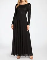 Vestido largo de fiesta negro, con cuerpo de encaje de manga larga y falda de gasa plisada.