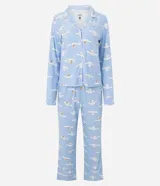 Pijama largo estilo americano de poliéster, compuesto por una camisa de manga larga con cuello solapa y cierre frontal de botones, y un pantalón largo de corte recto. Presenta un estampado integral del personaje Cinnamoroll sobre un fondo celeste.