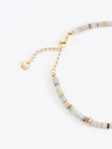 Collar corto confeccionado con cuentas de piedras naturales en tonos rosados, con un dije colgante dorado en forma de fruta y cadena extensible con cierre de mosquetón.
