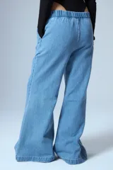 Jean de corte oxford con cintura elástica, confeccionado en denim de algodón. Presenta un diseño de pierna ancha y logo bordado a tono.