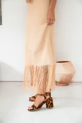 Vestido largo color beige, con breteles finos y detalle de lazo en el frente.