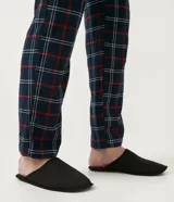 Pantuflas de hombre marca Viko tipo chinela en color negro, con diseño liso y interior forrado con patrón cuadrillé.