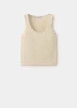 Top de punto fino color beige con tirantes anchos, escote redondo y detalle de perlas aplicadas a lo largo del borde del escote.