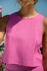 Top corto de lino color fucsia, con escote redondo cerrado y corte recto sin mangas.