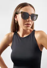 Lentes de sol con montura cuadrada color verde oliva y lentes grises. Fabricados con materiales reciclados.