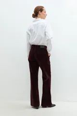 Pantalón acampanado de pana color chocolate, con cintura alta y corte holgado.