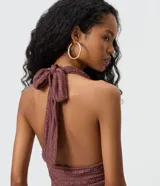 Vestido midi de encaje marrón con diseño halter, escote profundo, cintura ajustada y caída fluida.